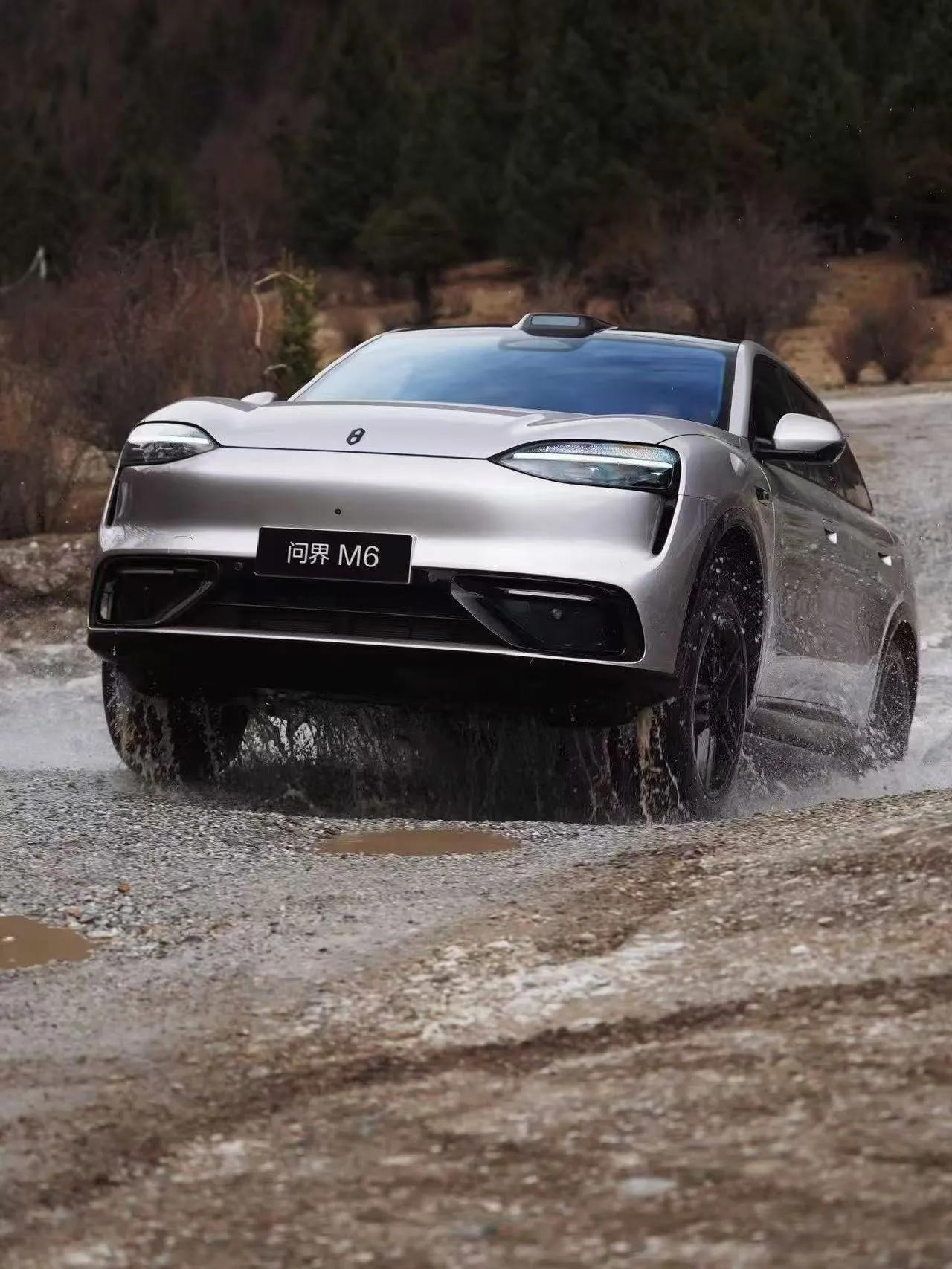 问界M6的静谧性源于其丰富的静音配置，通过全车8块双层夹胶隔音玻璃、超20处空腔