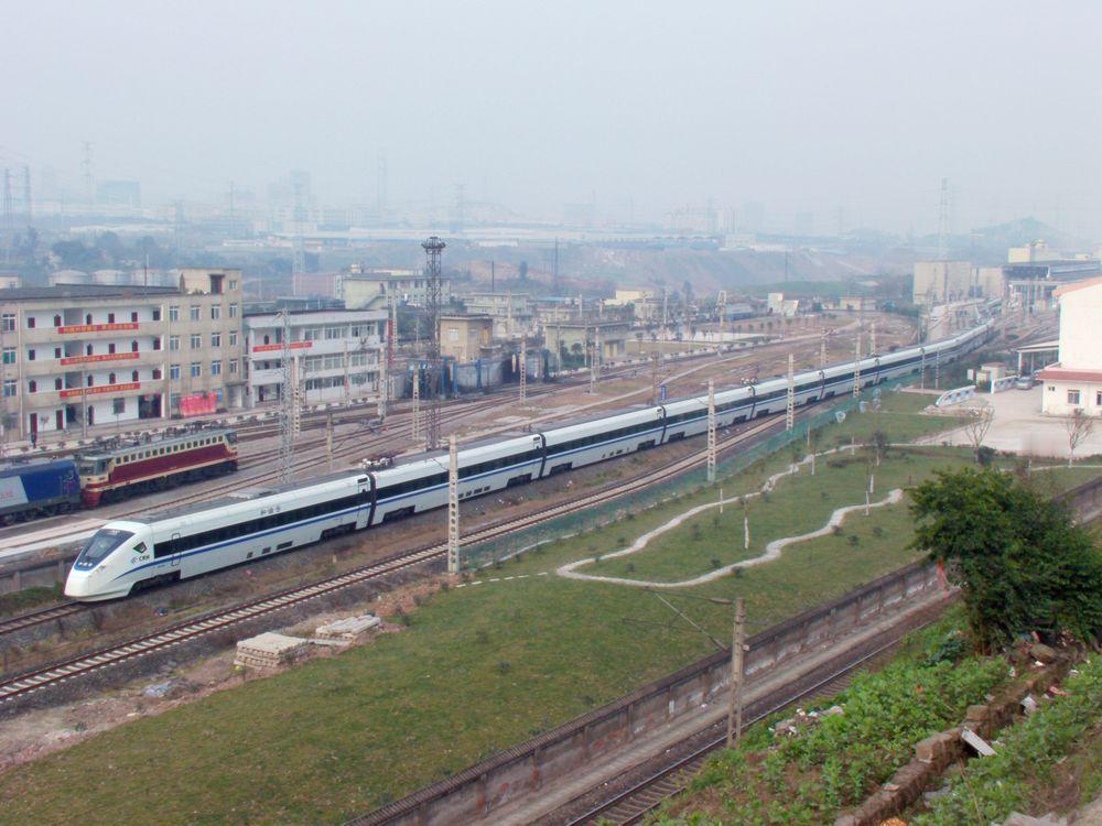 这是十五年前重庆北动车库出库去重庆北站的一列卧铺动车组，和谐号CRH1E型，当时