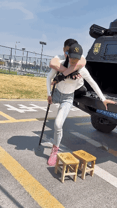 勇气不是没有恐惧，而是尽管害怕，依然选择向前迈出那一步。 
为正能量点赞！👍