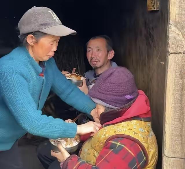重庆，59岁的阿姨隔壁娘俩都是智力二级残疾，生活半点儿不能自理，身边连个能搭把手