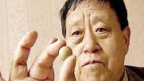 1971年，退伍军人王占奎，救下一位快冻死的老人。临别时，老人掏出一个小泥丸塞给