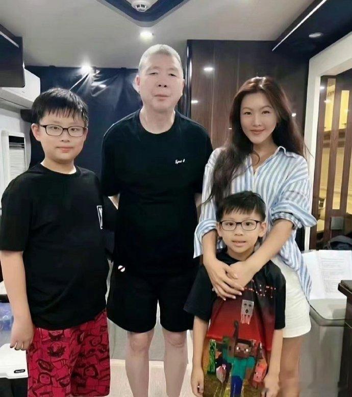 冯小刚最新家庭聚餐合照，脸上的白癜风已经完全治好不见了！ 