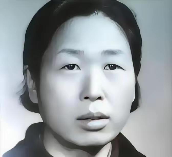 她被中央免去职务，收拾好办公桌上的私人物品，交出钥匙，坐上了开往长辛店的班车，重
