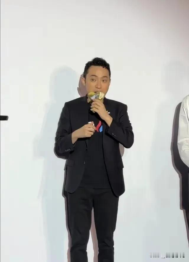 【孙宇晨吃香蕉】都知道这是高价漂白剂，这是阳谋，用光明正大的手段，还真是没有办法