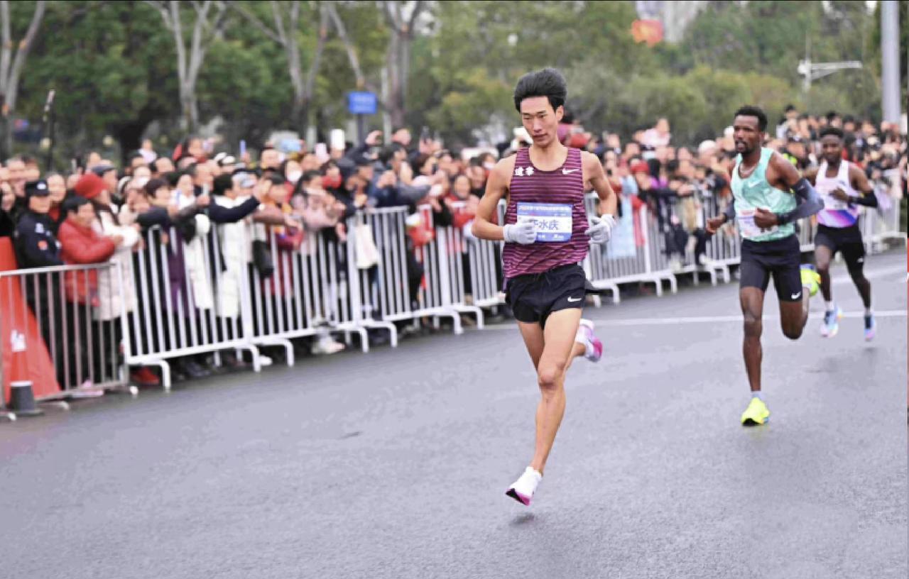 20岁于水庆首马锁定上海马拉松！
32公里长距离拉练完成，速度天赋拉满，大家都在