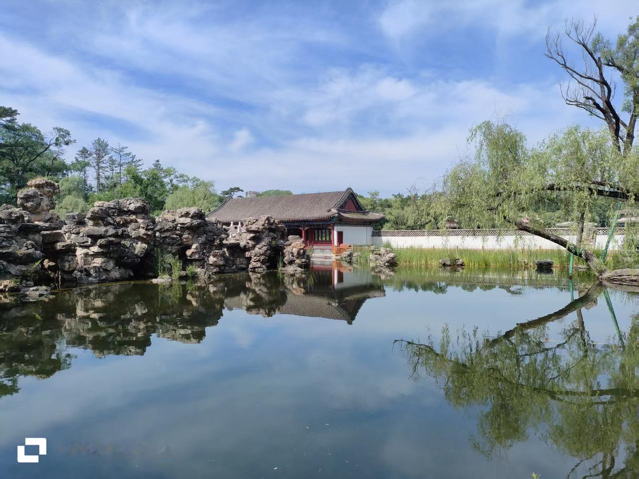 昔日皇家园林，今天百姓乐园。承德避暑山庄，见证了清政府的无能腐败，今天成了老百姓