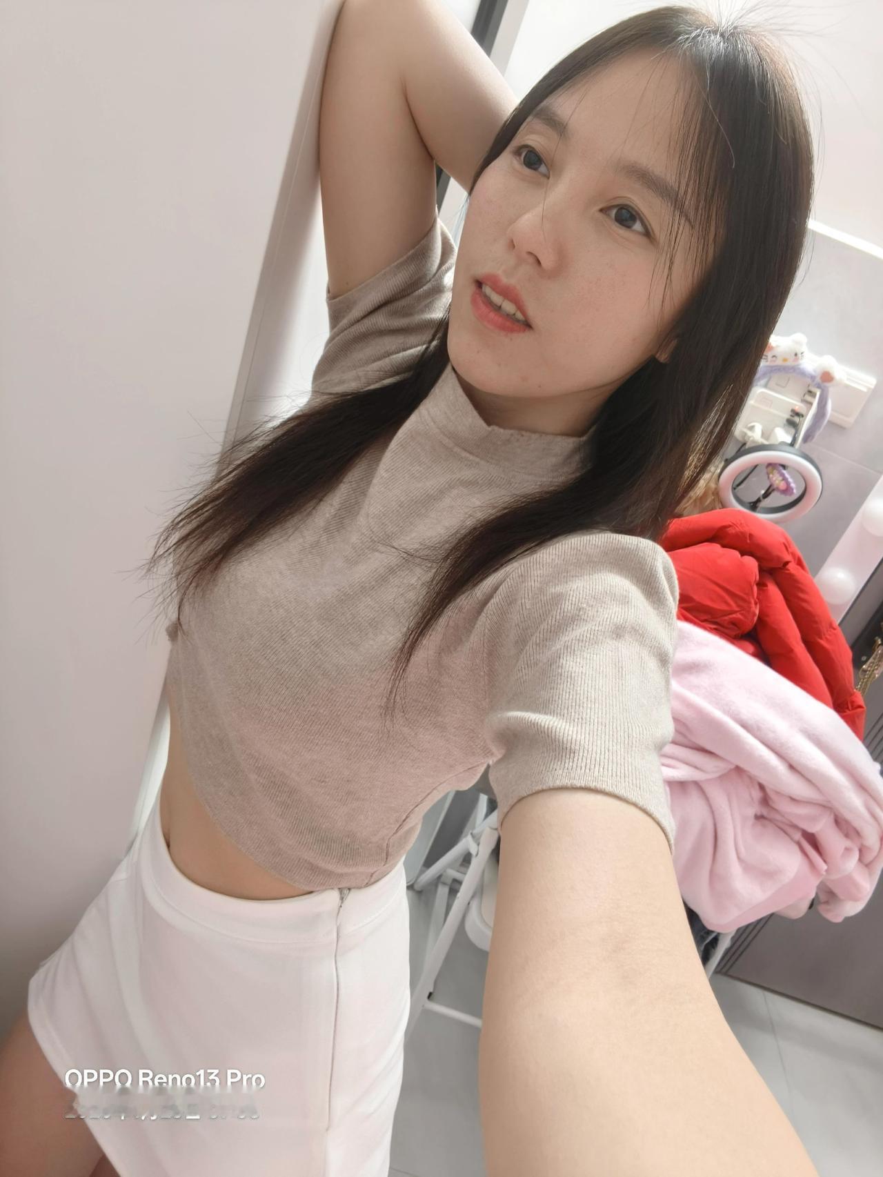 不是每颗星都璀璨，每朵花都惊艳。檐角微光可照归途，墙角野花亦缀春光。
坦然拥抱自