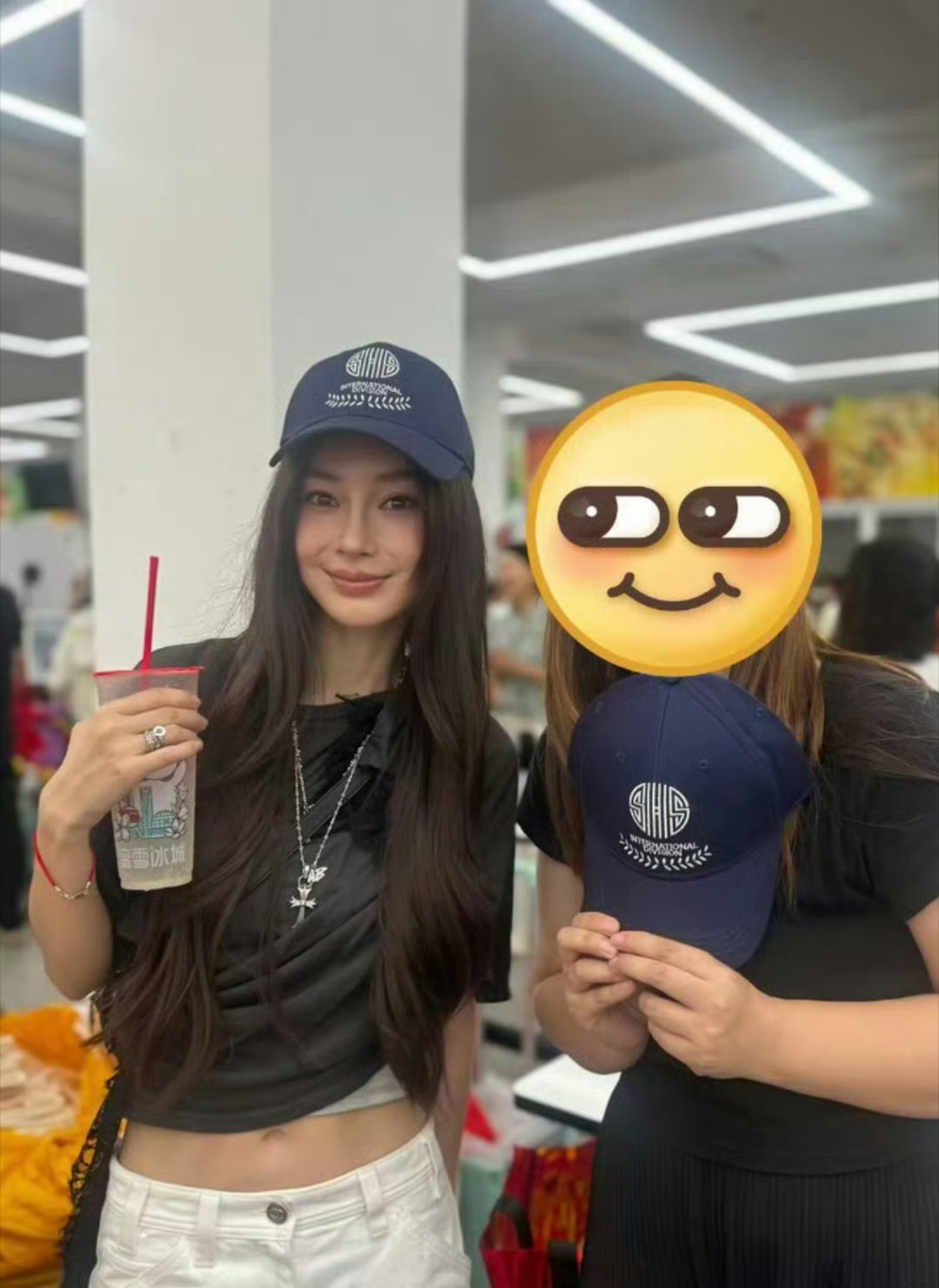 Angelababy参加小海绵学校义卖会angelababy魅力依旧。很诱人。 