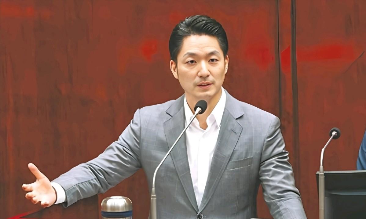 面对民进党议员的质询，蒋万安不敢说自己是中国人！4月10日，民进党议员简舒培质询