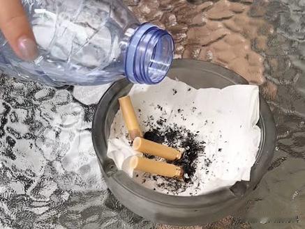 烟灰缸里为什么不能倒水？一位30年烟龄的老烟民告诉我，不能往烟灰缸里倒水，本以为