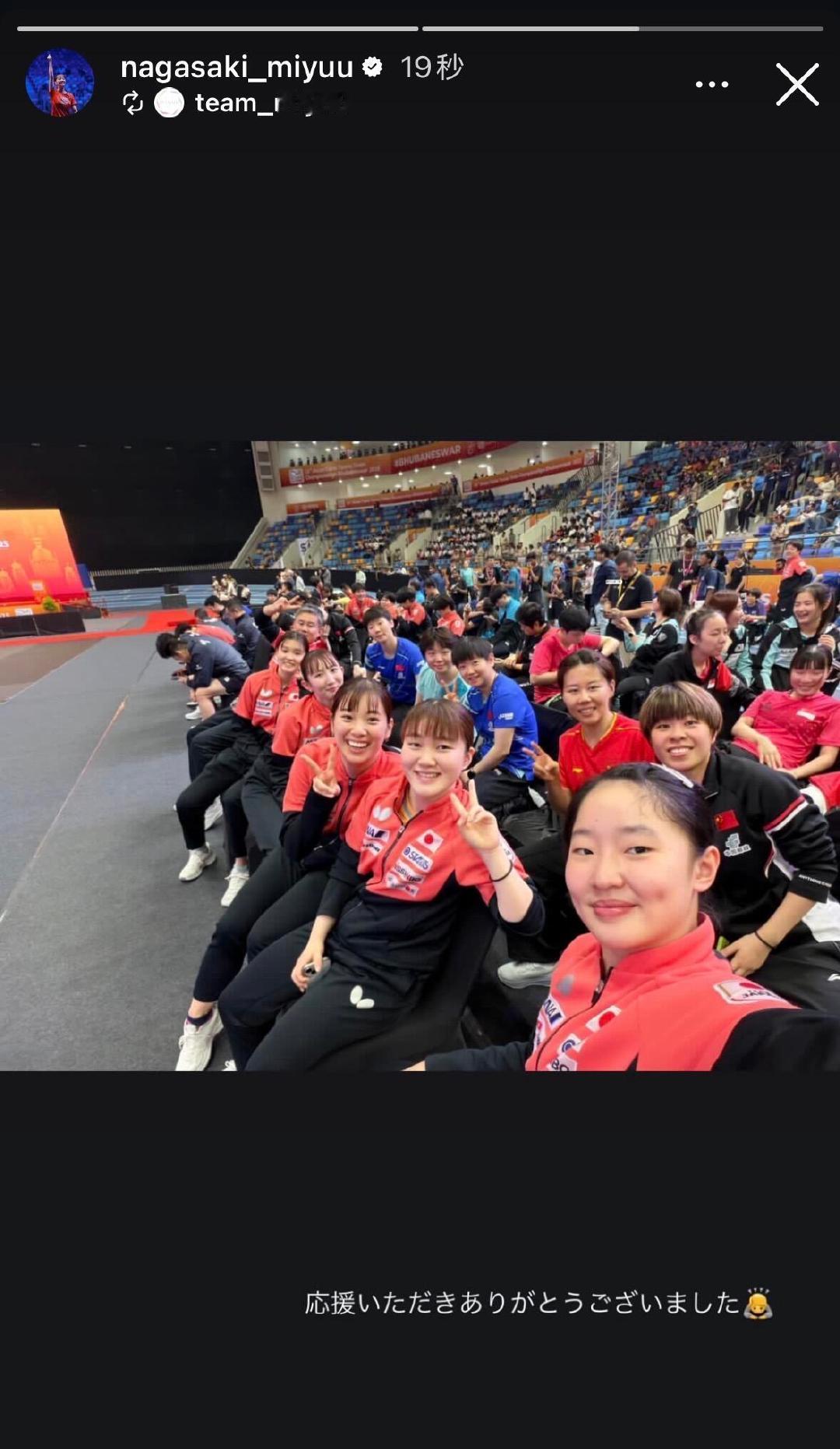 日乒女队与国乒女队合影日本队教练合影挡住王楚钦了 日乒女队与国乒女队合影，女孩们
