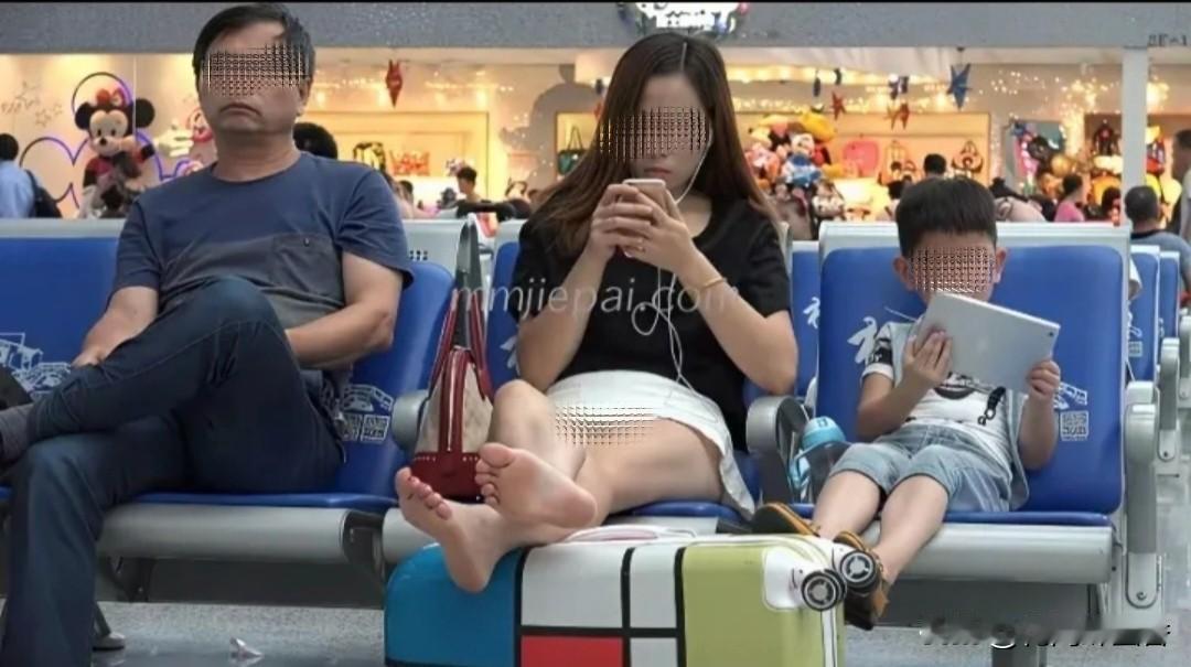 候车大厅一幕
引人深思！只顾低头玩
手机，举止还忽视公共礼仪…
 
候车厅一家人