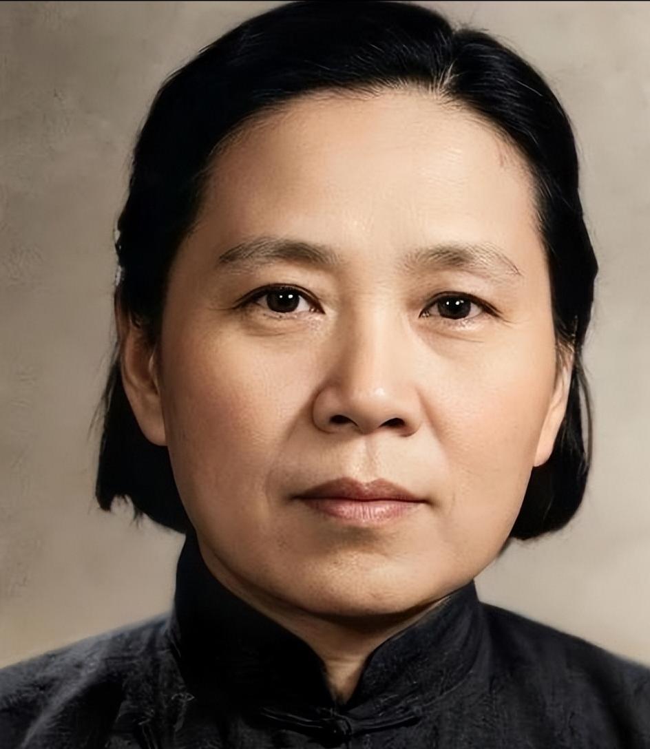 [微风]新中国成立后的一天，陈赓费尽周折，找到了一名30多岁的女子，紧紧握住女子