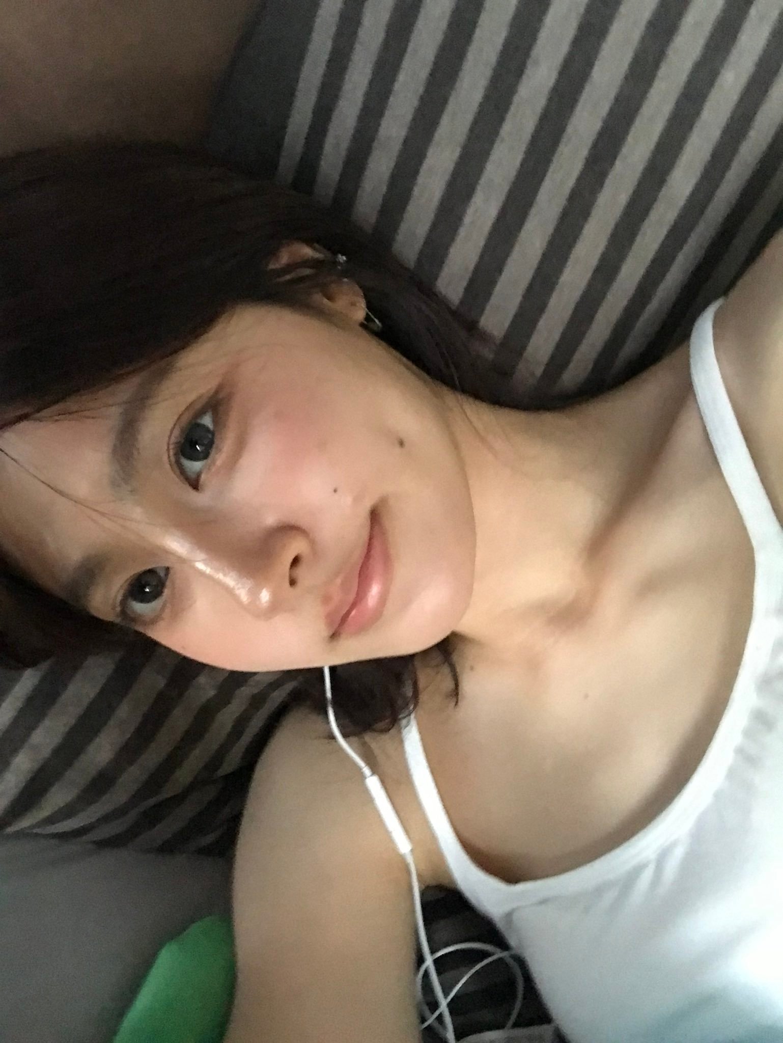 尼躺床上还戴有线耳机摆拍 