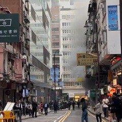 今晨尖沙咀再有建筑起火，而30公里外的大埔宏福苑火灾明火虽基本控制，余烬未灭。这