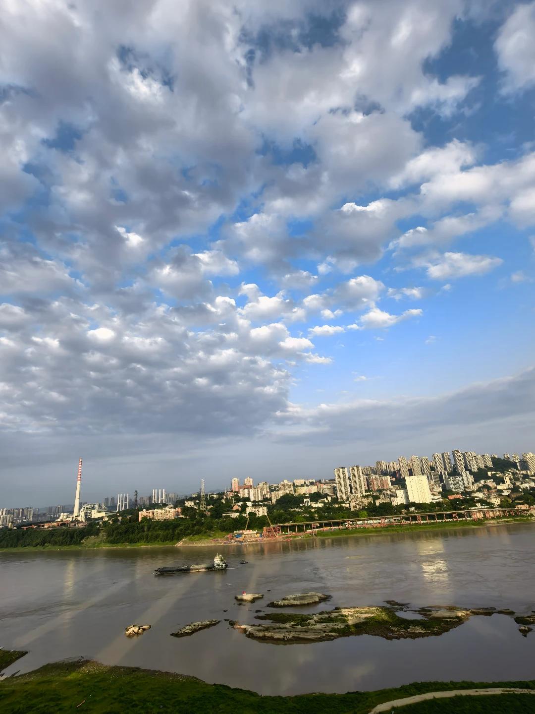 重庆这季节热归热，天空却美到犯规，尤其是今天这夕阳，直接把我美晕了！
夏天重庆天