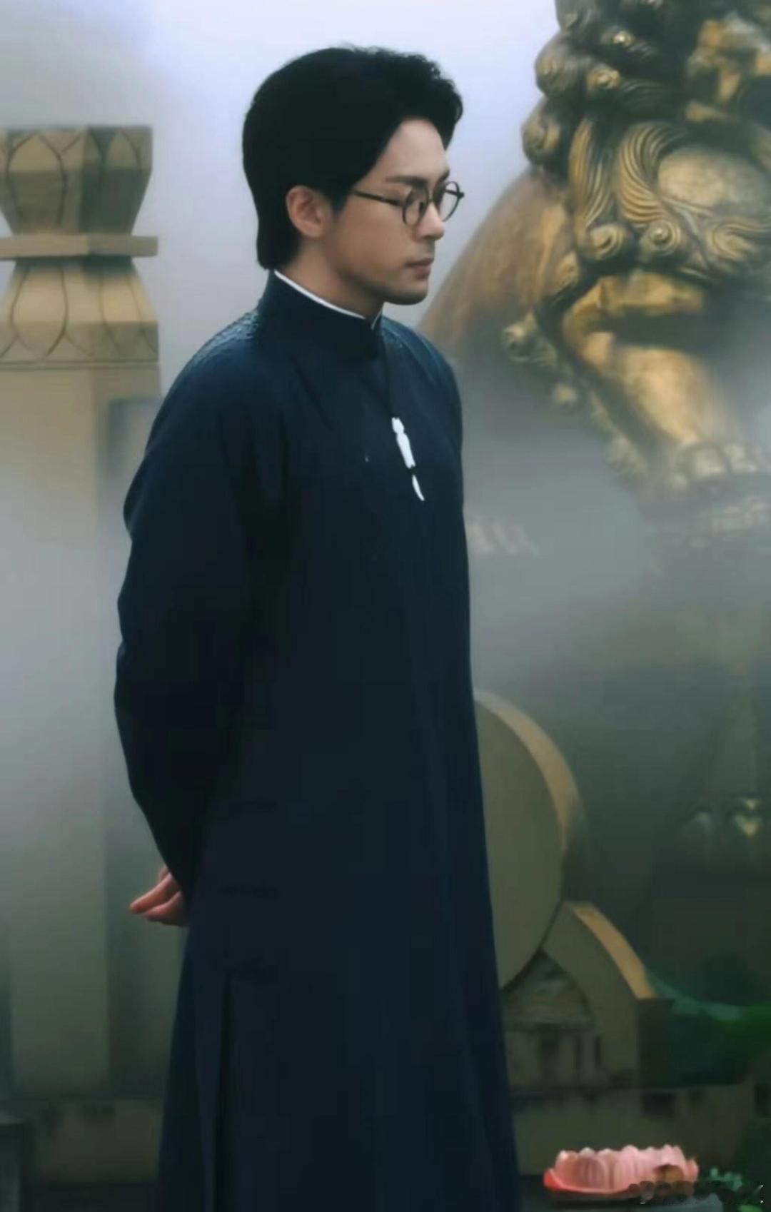 曾舜晞九门定档曾舜晞辈分上去了宿命般的角色缘分！曾舜晞先后饰演吴邪、吴老狗，一人
