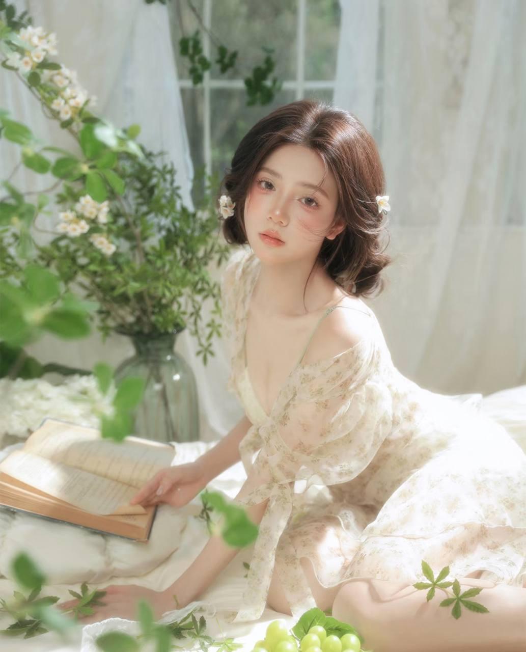 夏日午后，花影婆娑，静享书香时光。分享美少女美照 书香少女照 书香气质女孩