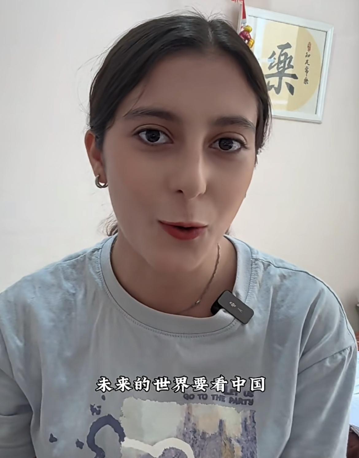 就因为高二历史老师在课上说：未来的世界要看中国，虽然在伊朗公立学校，从小学到大学