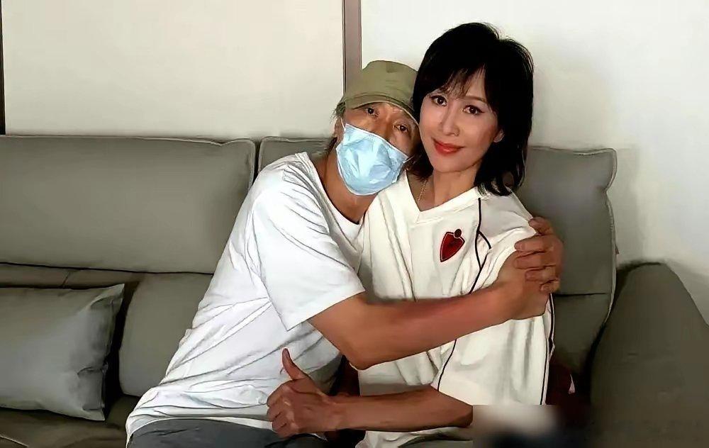 60岁的刘嘉玲，竟然主动跟周星驰要求，把29年前那个太丑的镜头重新拍一遍。当年拍