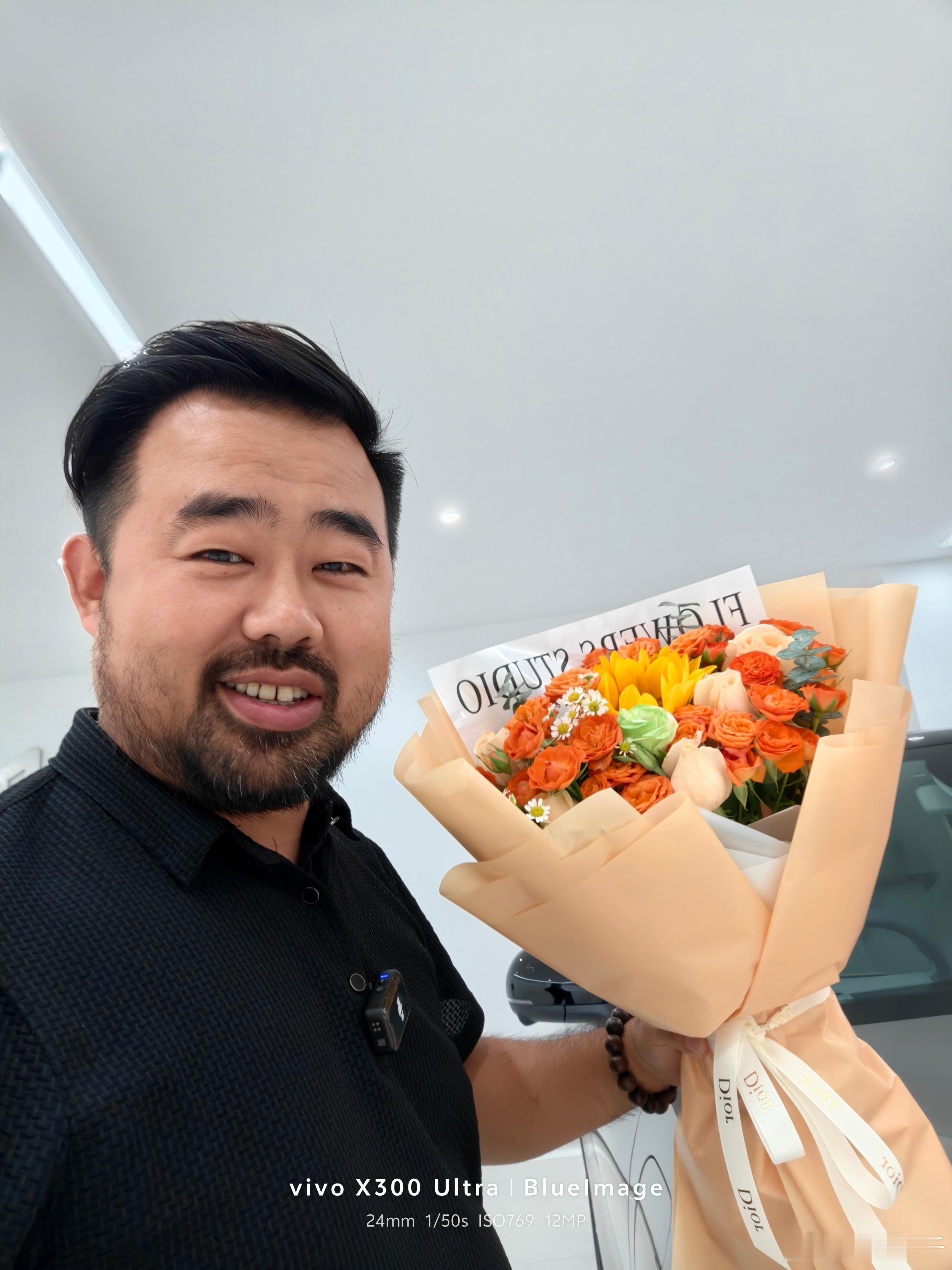 以后叫我零跑代言人，同样是大胡子，这小车让我先玩几天，等我吹爆零跑A10 