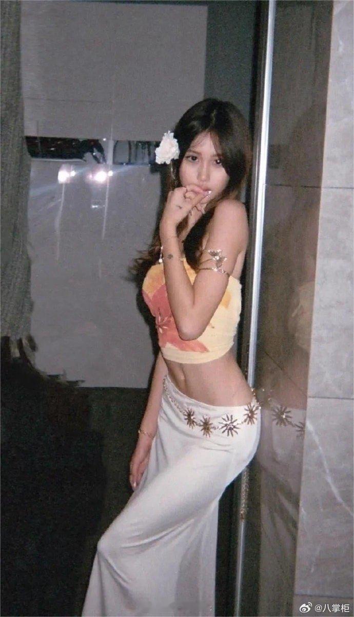 #钟丽缇女儿14岁近照# 钟丽缇14岁女儿考拉晒美照，自曝身高已达170 ​​，