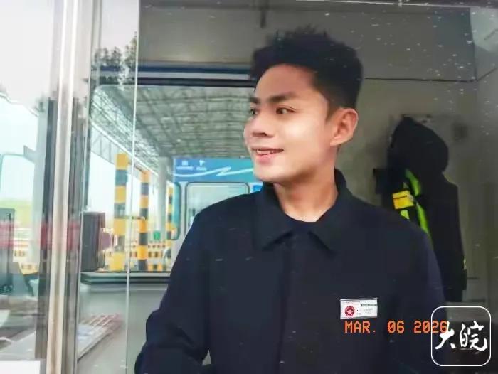 马鞍山郑蒲港站“00后”收费员
撞脸明星
我看哪里有那么邪乎呀，没有呀！


