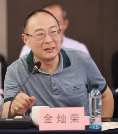 人大教授金灿荣最近提了个建议，取消中考，中小学12年学制压缩到10年，实行10年