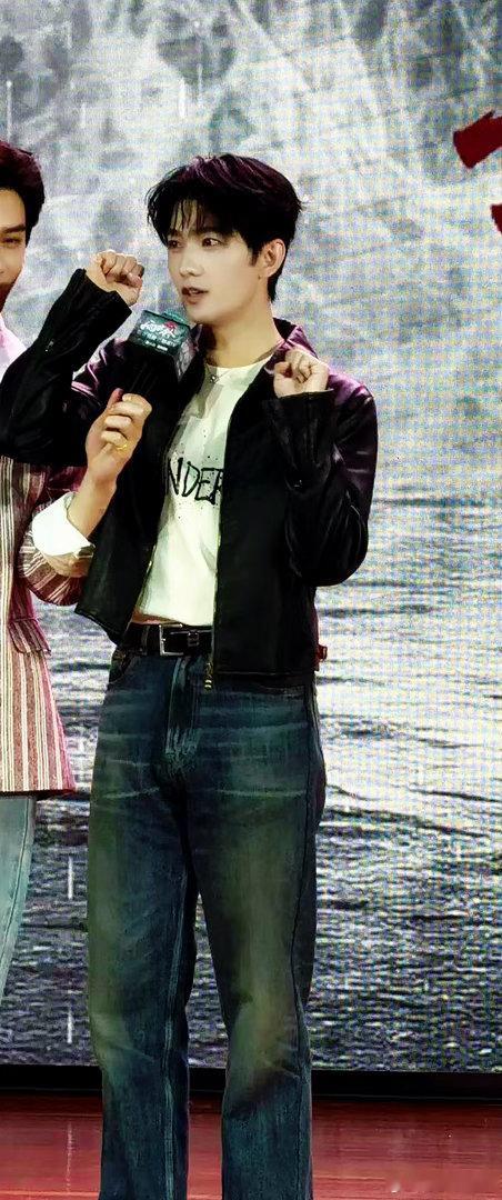 杨洋追剧团送黄金追剧团福利惊喜不断，贵重黄金礼品诚意拉满，为人坦荡大气重情义，默