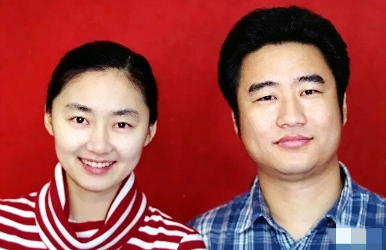 丛飞和邢丹的结婚照，这一张红底结婚登记照拍摄于2004年深圳，照片里两人是歌手丛