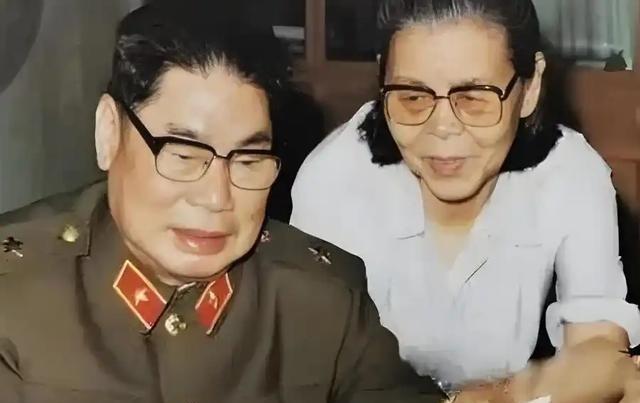 1990年，79岁的杨得志迎娶了新婚的妻子石莉，结婚当晚，杨老将军握着石莉的手，
