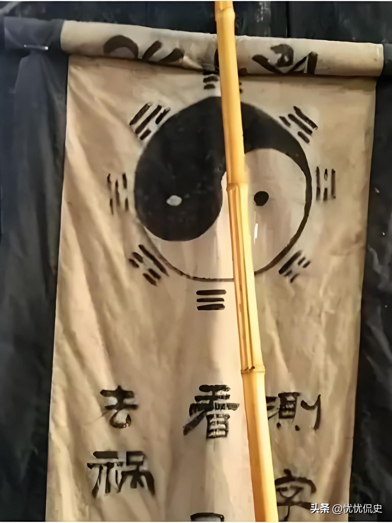 表姐找人给她儿子算命，算命先生说：“你儿子24岁做官以后衣食无忧”。谁知14年后