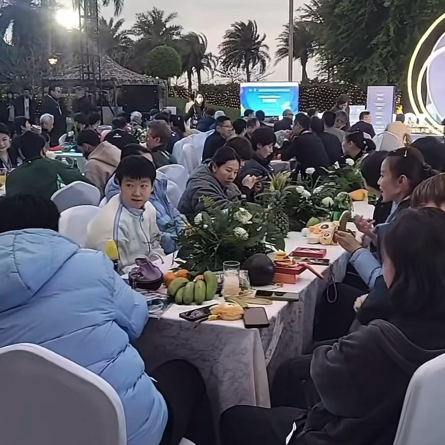 风这么大吃饭 好雅致🥲海口这风能让哥穿上羽绒有点说法宝宝你冷不 感觉薄薄的🥺