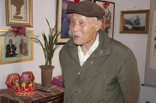 1983年，63岁老人正给领导倒水，领导低头一看，这老人竟穿着空军专用的拉练裤，
