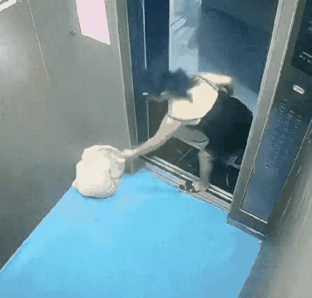 这位女士将几袋垃圾放入电梯，把桶里的脏水倒进电梯缝隙，然后关门离开。
怎么会有这