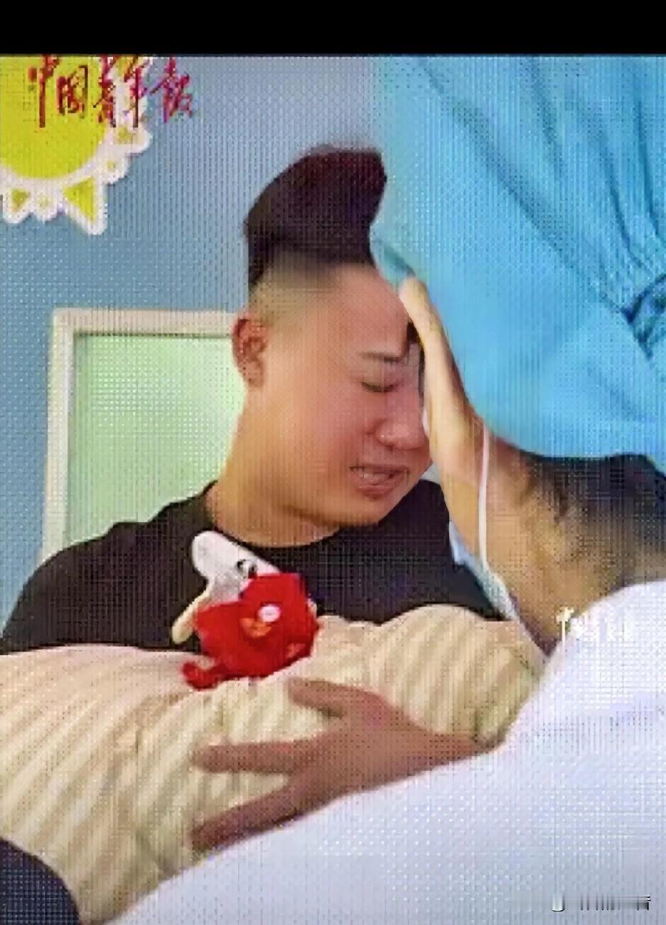 近日，山东滨州，男子守在产房外等候媳妇生孩子，当医生把孩子抱到他面前时，大家本以