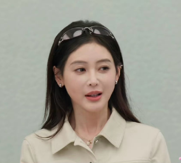 张天爱变样了这和对女明星苛刻有什么关系，很明显的医美之后没恢复好馒化了，法令纹也