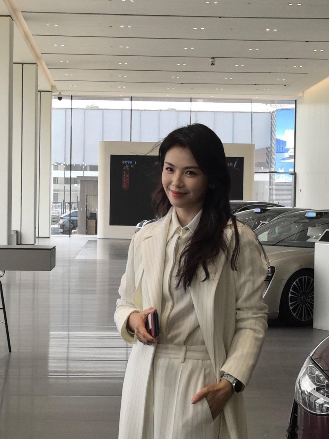 路人视角下的刘涛刘涛的气质好出众路人视角下的刘涛气质好出众，高糊画质都挡不住骨相