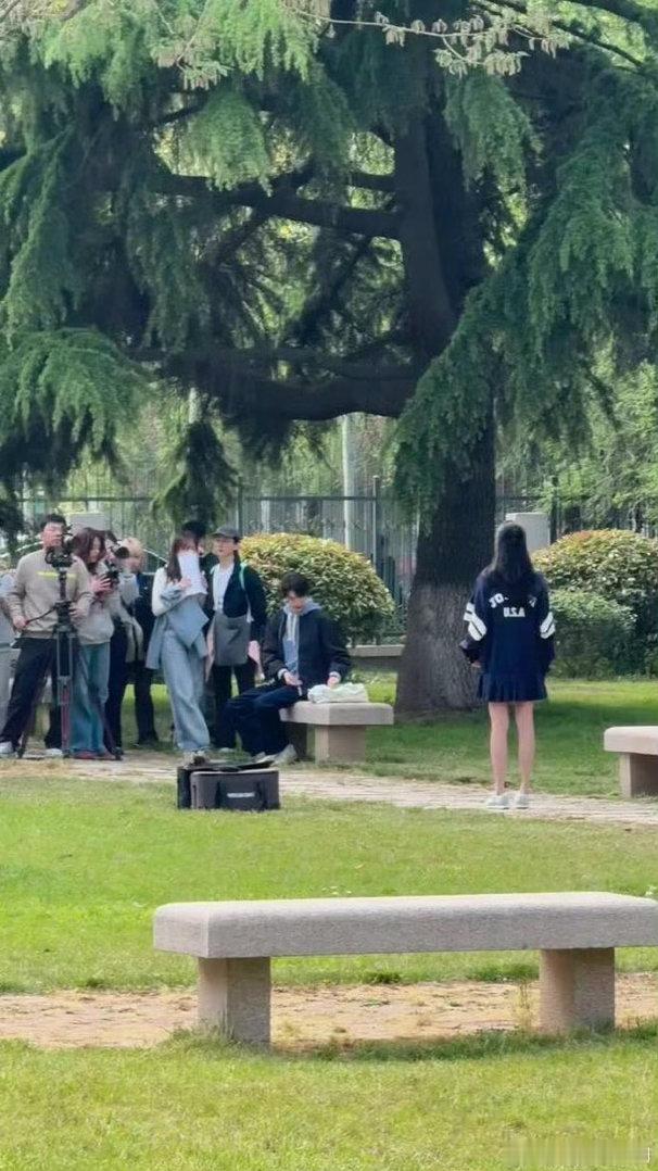 关晓彤林一好长的两条腿 关晓彤林一站在一起，两条长腿直接把画面拉满了。不是刻意秀