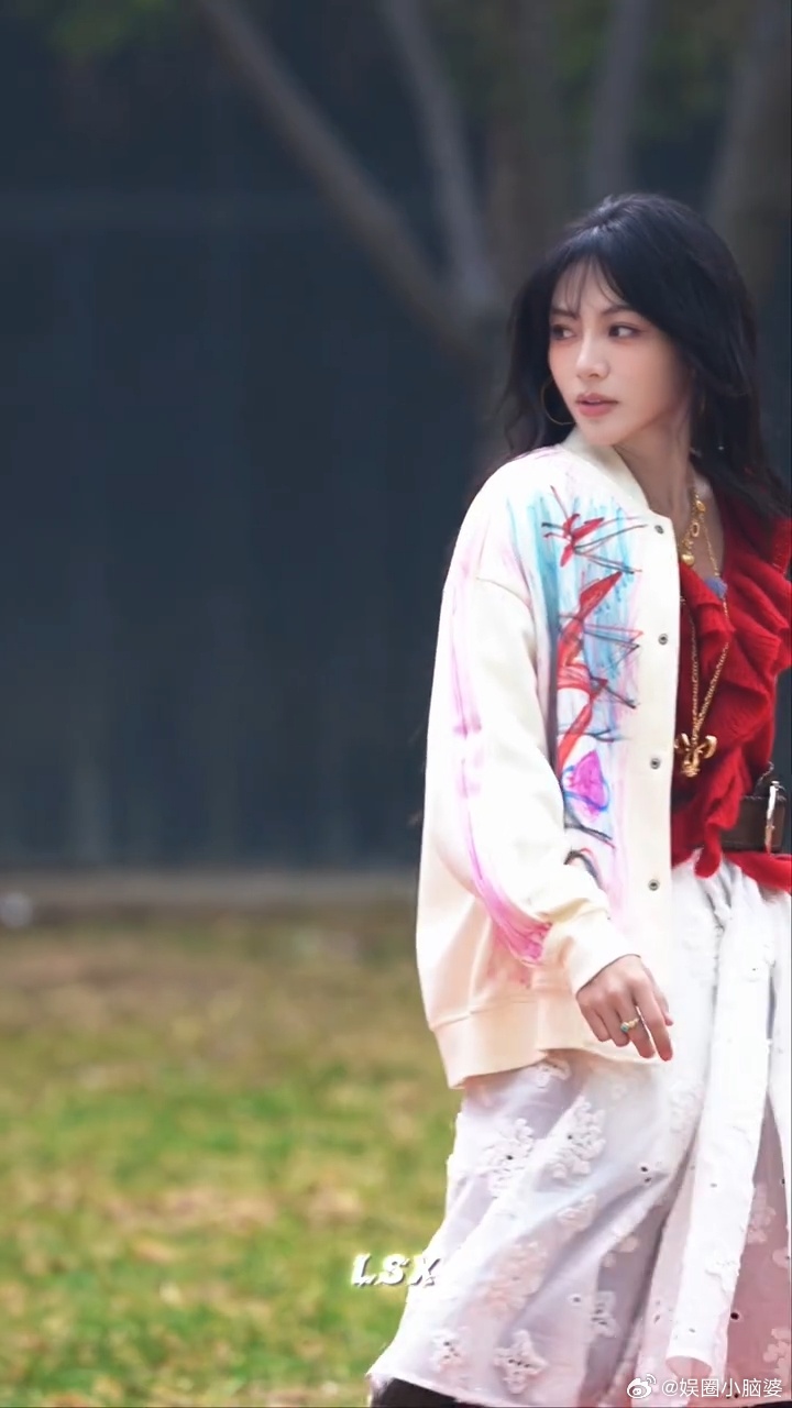 一款团服穿出24种风格对于这样的青春的合唱来说，也是让我们大家看到了时尚的碰撞，