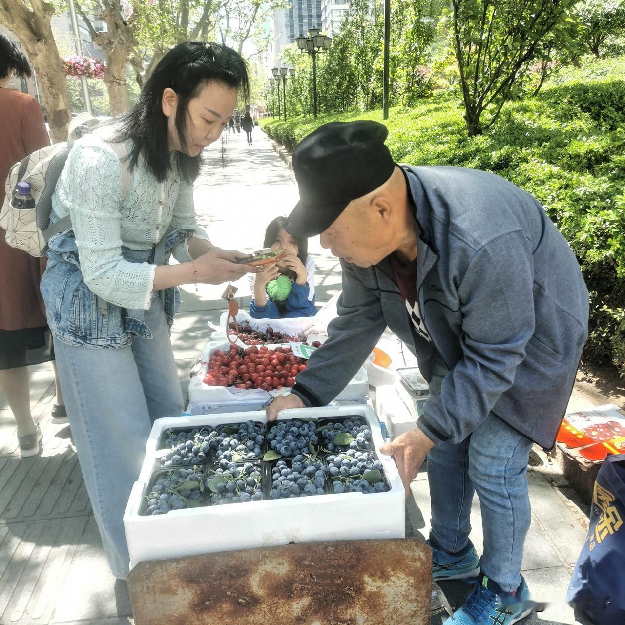 大爷生意不错！

方才，路过人民路富丽华酒店门口，看见60~70岁的大爷在酒店门