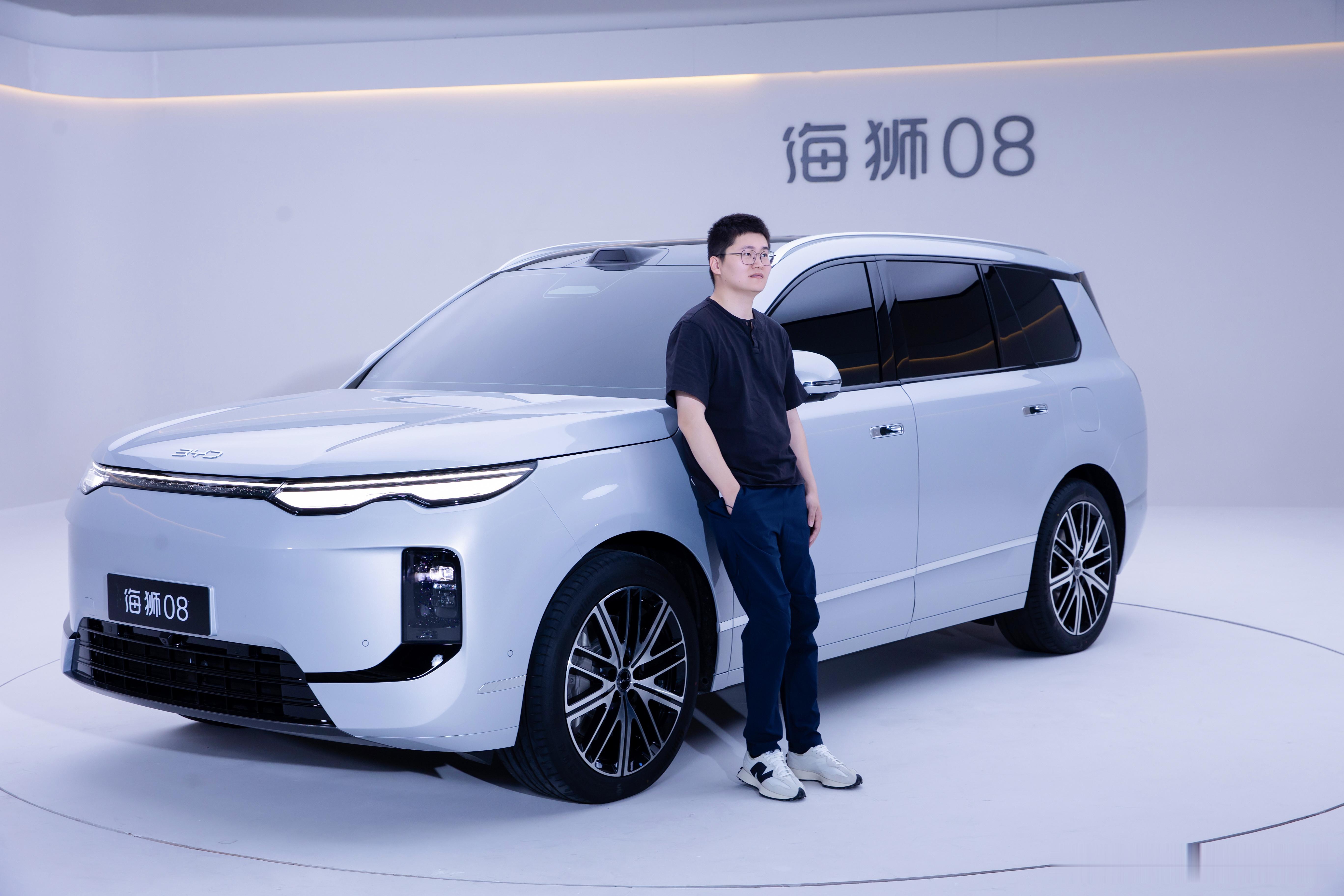 上次去拍摄比亚迪海狮 08，官摄大哥给拍的几张人车合影，竟然忘记发了新能源汽车大