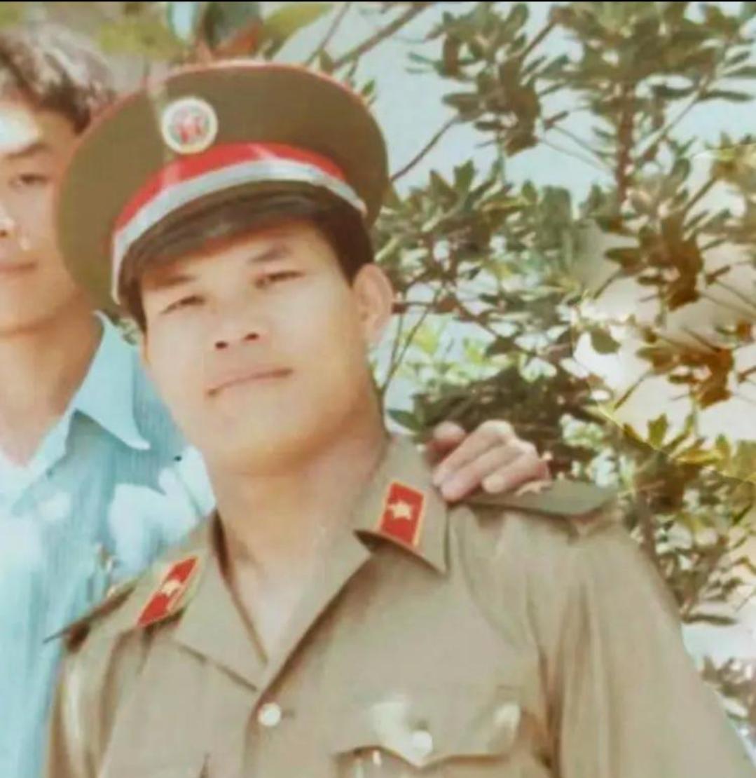 覃显凡，壮族，1956年8月生，广西河池都安县人，侦察英雄。
1979年：参加对