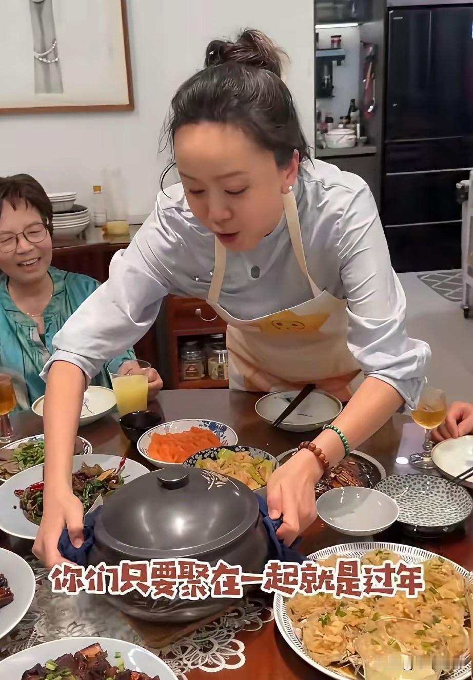 王一楠说爸爸妈妈都是知青，
她出生在云南。
爸爸是北京知青，
妈妈是上海知青，