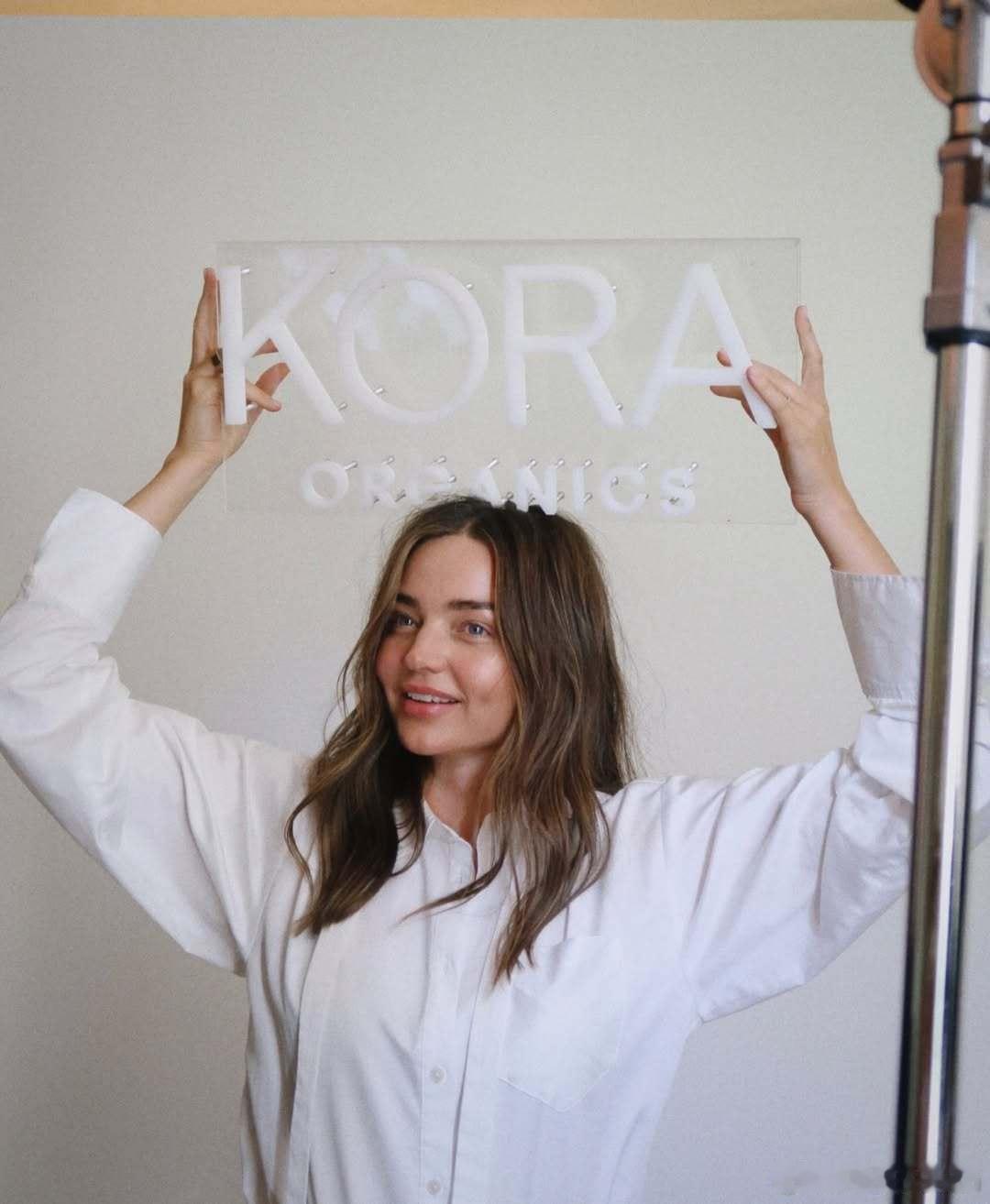 更多Miranda Kerr米兰达可儿为《twin》杂志第33刊拍摄的内页图释出