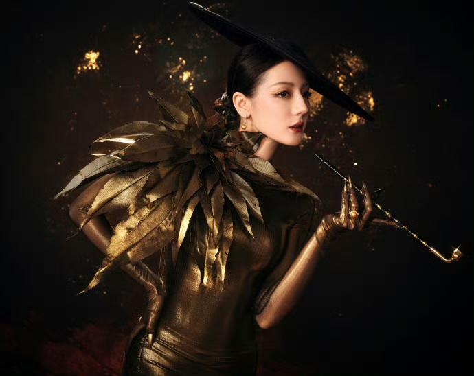 迪丽热巴两套造型，第一套大女主，女王即视感。后一秒乖乖女，这反差感也太大了！
