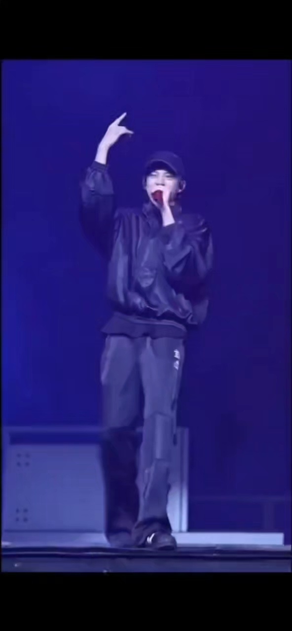 王鹤棣 彩排直出也能看出绝佳台风，一身黑衣随性自在，手持红麦投入演唱。抬手动作流
