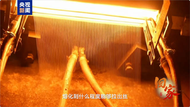 【#月背上的国旗是石头拉丝做的#[心]】2024年，嫦娥六号从月球背面采集样本后，“举”起了一面五星