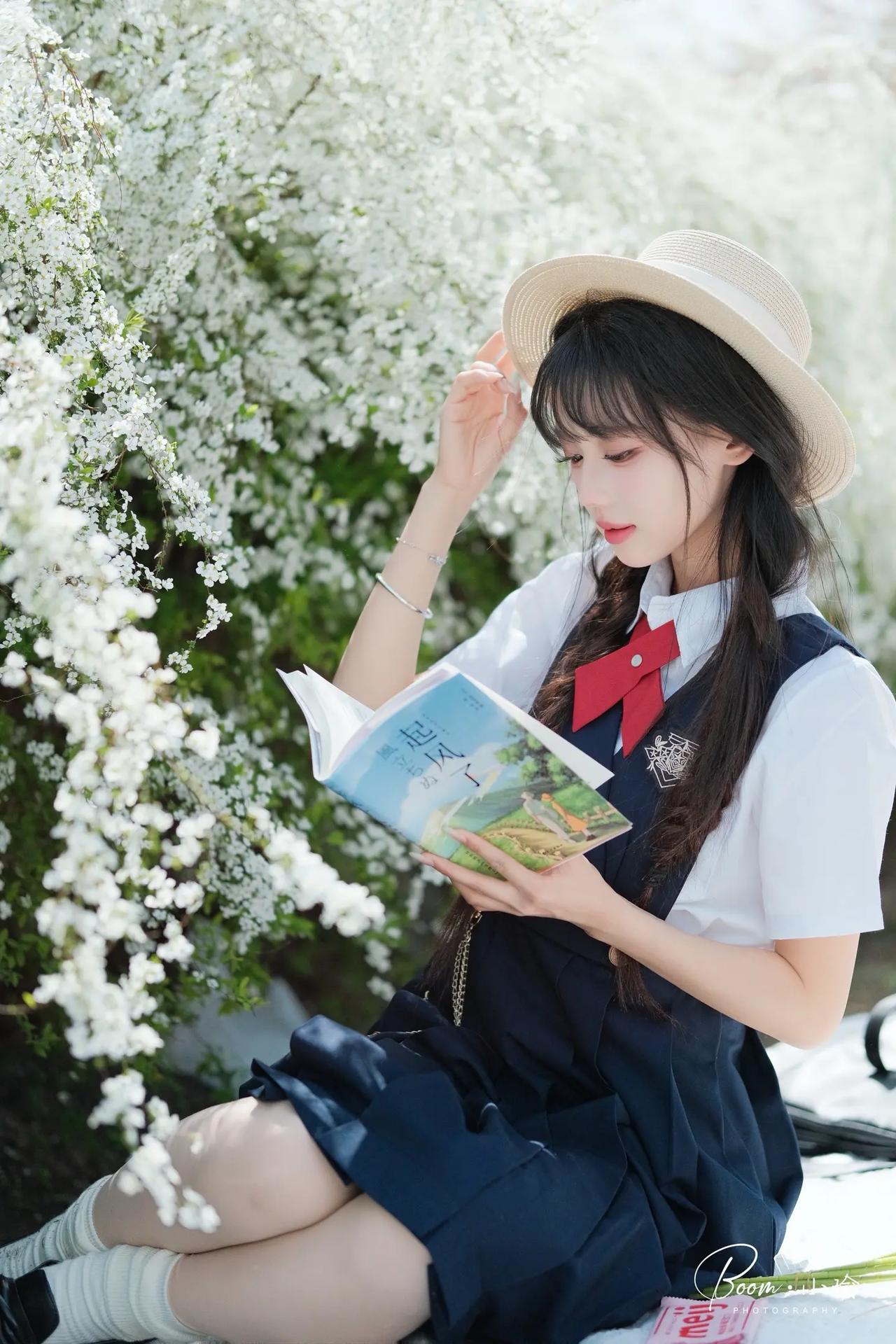 “世界如此喧嚣，幸好还有书籍和花香。” 有时候，我们需要的不是远行，而是一颗能安