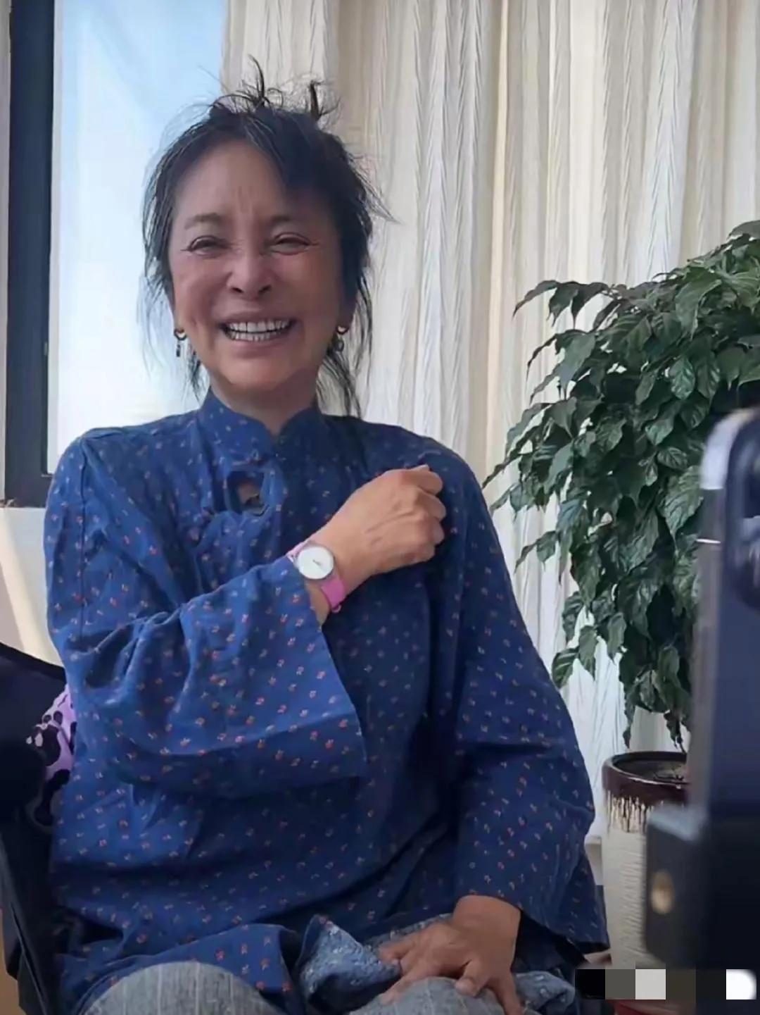 63岁的李勤勤胖瘦合度，衣着朴素，齿如编贝，但发型凌乱，皮肤偏黑，眼周皱纹粗粝，